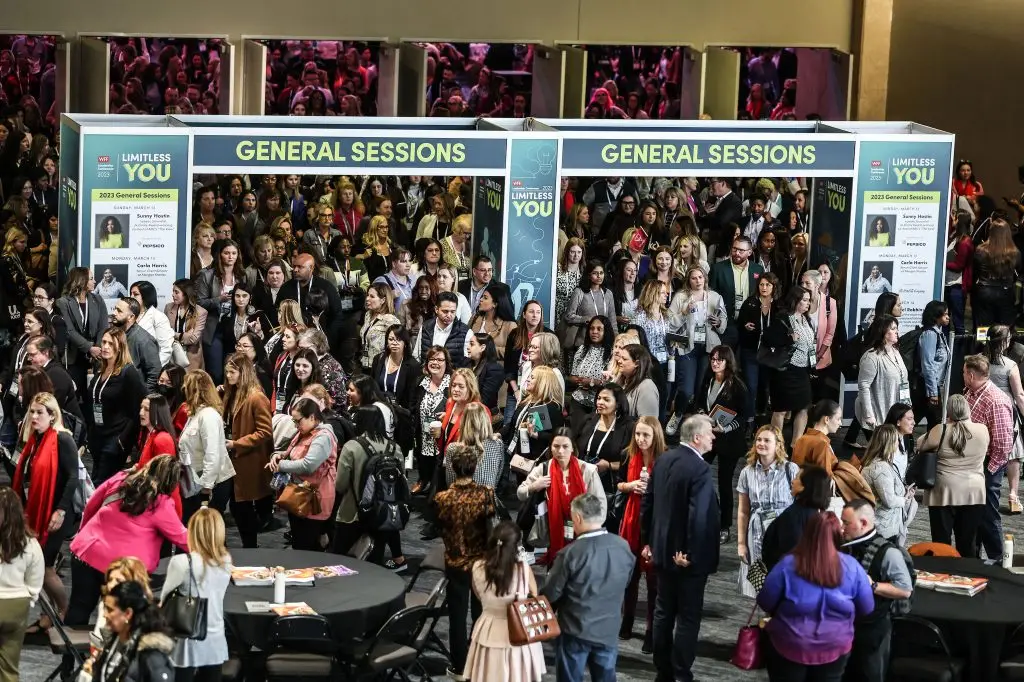 Crowd gathered outside doorways marked General Sessions.